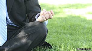 Hombre meditando en el parque