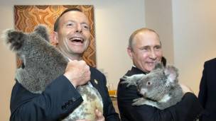 Waziri mkuu wa Australia,  Tony Abbot na Rais Putin wamebeba koala