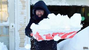 Hombre mayor removiendo nieve