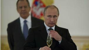 Rais Putin na Lavrov nyuma yake