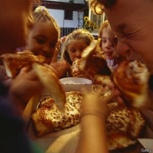 Niños comiendo pizza
