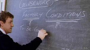 Maestro escribiendo en un pizarrón