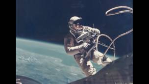 Ed White en el primer paseo espacial realizado por un estadounidense.