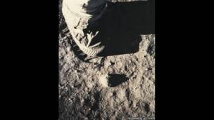 Huella en la superficie lunar desde el Apollo 11. Julio de 1969.