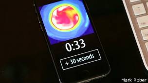 Celular conectado al microondas de forma inalámbrica.