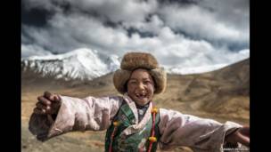 Muchacha tibetana, foto de Sarawut Intarob