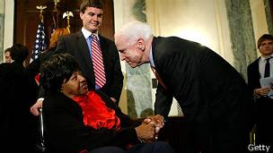 John McCain saludando a Dorothy Cross