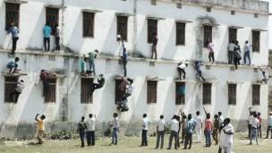 Watu wanaparamia jumba la mitihani Bihar, India