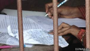 Mujer copia en un examen
