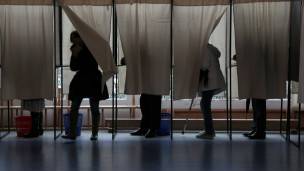 Gente votando durante elecciones locales en Francia. 