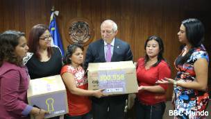 Entrega de firmas en la Asamblea Legislativa