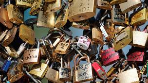 paris, puente, candados, amor, turistas,
