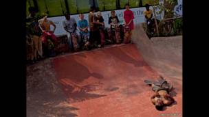 هنا، أبهيشيك شيكينباك، يتحدى الحر والخرسانة الصلبة قي مورجيم، في غوا، تصوير هاري أديفاريكار 