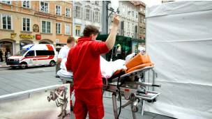 Majruhi wa ajali ya gari akihudumiwa 