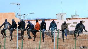 HUNGRIA....TIENE PREVISTO APROBAR EN SU PARLAMENTO..EL DIA MIERCOLES. UN CERCO DE VARIOS KMS. POR 4 METROS DE ALTO. PARA QUE NO SIGA HABIENDO MAS INGRESOS DESDE SERBIA ILEGALMENTE 150623141921_migrants_304x171_getty