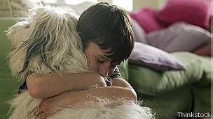 Un niño con su perro