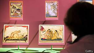 Mujer viendo exposición de ilustraciones del Kama sutra