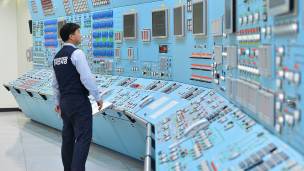 Un trabajador participa en una simulación de ataque cibernético en una central de Corea del Sur. El personal de las plantas no está preparado para ello, según el informe.