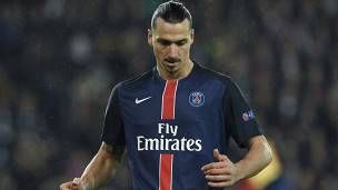 Zlatan Ibrahimovoc saluda a Raphael Varane en el partido más caro de la historia.