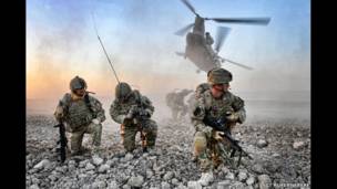 Premiação voltada para militares e civis ligados à atividade militar na Grã-Bretanha destaca imagens de operações no Afeganistão e treinamento na Ucrânia