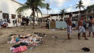 Presos y residuos en una cárcel del estado brasileño de Pernambuco.