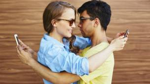 Pareja enviándose mensajes de texto