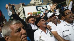 Manifestantes de la oposición celebran en los alredeores de la Asamblea Nacional.