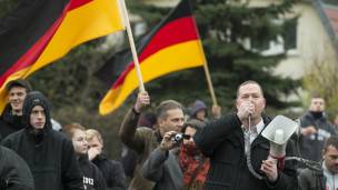 Manifestantes con banderas alemana