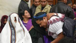 Rigoberta Menchu abraza a una de las víctimas 