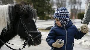 Niño con un pony