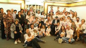 Israel Kristal en un retrato con su numerosa familia