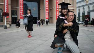 Una graduanda china se toma una fotografía 