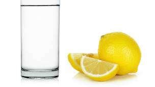 Los expertos recomiendan agregar limón o lima a quienes no les guste el agua, en lugar de tomar bebidas azucaradas.