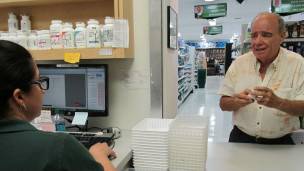 Las farmacias en EE.UU. también aceptan que un tercero lleve la receta médica original personalmente.