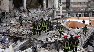 Equipos de rescata trabajan en ruinas en L´Aquila, Italia, tras el terremoto de 2009