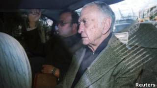 José Alfredo Martínez de Hoz tras salir de los tribunales en 2003