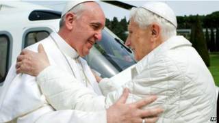 Tân giáo Hoàng Francis (trái) và Giáo hoàng danh dự Benedict XVI
