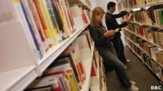 Estudantes em Liverpool, em foto de arquivo (BBC)