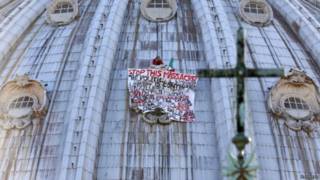 El hombre encaramado en la cúpula de El Vaticano