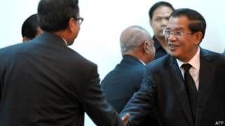 Ông Hun Sen bắt tay ông Sam Rainsy tại cuộc gặp hôm 16/9