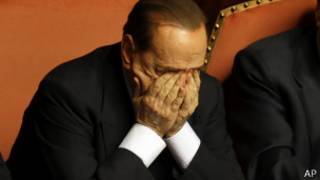 Silvio Berlusconi, se restrega los ojos después de una intervención en el Senado italiano