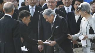 Taro Yamamoto y el emperador Akihito