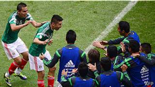 Oribe Peralta celebra el tercer gol