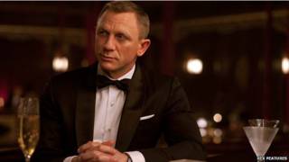 Actor Daniel Craig interpretando el papel de James Bond