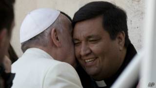Báez es saludado por el Papa