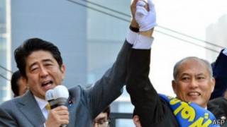 Masuzoe y el primer ministro de Japón Shinzo Abe