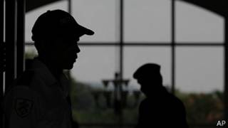 Funcionarios en Malasia