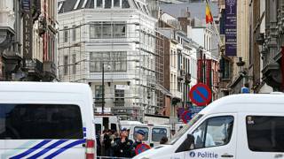 Policías frente al Museo Judío de Bruselas