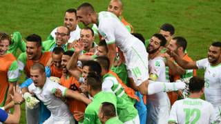 Jogadores argelinos celebram classificação para as oitavas / Crédito: AFP