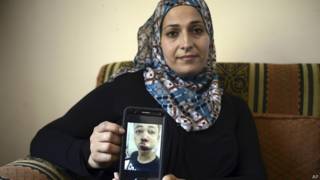 Suha Abu Khdeir muestra foto de su hijo Tariq